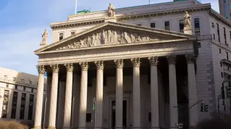 El derrocado presidente venezolano Nicolás Maduro pidió a la justicia estadounidense desestimar los cargos en su contra, y apeló a su inmunidad como jefe de Estado, cuando cumple ocho meses detenido en Nueva York.

¡Síguenos en nuestras redes sociales para mantenerte informado! 

Twitter: https://twitter.com/eleconomista 
Sitio web: https://www.eleconomista.com.mx/ 
Facebook: https://www.facebook.com/ElEconomista.mx 
Instagram: https://www.instagram.com/eleconomistamx 

#ElEconomista #EETV #AFP