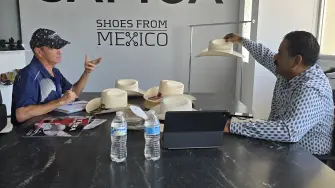 Guanajuato vinculó a 10 mipymes del sector moda con el comprador estadounidense Broughton Belts.