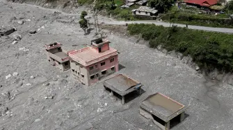 Deslaves en Nepal y China.