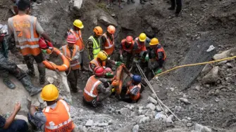 Los equipos de rescate lograron encontrar el viernes a dos obreros con vida en un túnel del norte de Nepal, donde estaban atrapados desde el catastrófico deslave del 26 de agosto en el Himalaya.