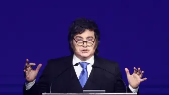 El presidente argentino, Javier Milei, llamó este jueves a coordinar a la derecha latinoamericana frente a la izquierda, a la que acusó de “colonizar” instituciones, universidades y medios, durante un encuentro ultraderechista celebrado en Santiago.