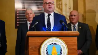 Adam Telle pasó gran parte de su carrera como asistente en el Capitolio.
Para más información del tema, visita: https://www.eleconomista.com.mx/internacionales/trump-nombra-adam-telle-secretario-interino-ejercito-eu-20260903-831796.html
¡Síguenos en nuestras redes sociales para mantenerte informado! 

Twitter: https://twitter.com/eleconomista 
Sitio web: https://www.eleconomista.com.mx/ 
Facebook: https://www.facebook.com/ElEconomista.mx 
Instagram: https://www.instagram.com/eleconomistamx 

#ElEconomista #EETV #Geopolítica