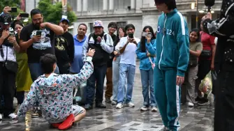 El nuevo fenómeno viral: batallas de aura
Jóvenes de toda Latinoamérica se están reuniendo en espacios públicos para competir en las llamadas “batallas de aura”, un fenómeno viral en el intentan demostrar quién tiene más carisma.
