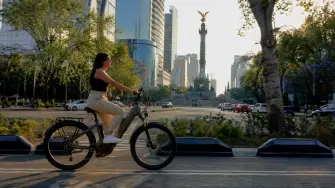 La Ciudad de México dará por terminado el periodo de gracia el 20 de noviembre de 2026. A partir de esa fecha, quien circule en una bicicleta, motoneta o scooter eléctrico que califique como VEMEPE sin placas, tarjeta de circulación y licencia podrá recibir multas que van de 1,173 a 2,346 pesos.