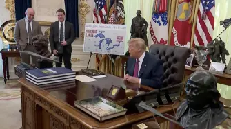 El presidente de Estados Unidos, Donald Trump, llevó el domingo su reciente impulso por cambiar nombres a un nuevo objetivo, al sugerir que el estado de Nuevo México podría convertirse en "Nueva América".