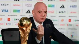 Pese a la crisis y la oposición de algunas confederaciones por su estilo de gobernar, el actual presidente de la FIFA, Gianni Infantino, confirmó este domingo que será candidato a la reelección el próximo año, según un portavoz de la instancia.