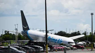 Al menos cinco personas murieron y otras cinco resultaron heridas cuando un avión de carga de Amazon se salió de la pista tras aterrizar el domingo en el Aeropuerto Internacional de Miami, chocó contra varios vehículos y se incendió, según informaron las autoridades.