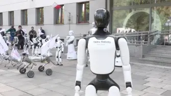 Ondeando banderas, "entonando" lemas y desfilando en círculo, unos 30 robots tomaron las calles de Varsovia este lunes para reclamar que Polonia regule la Inteligencia Artificial (IA).