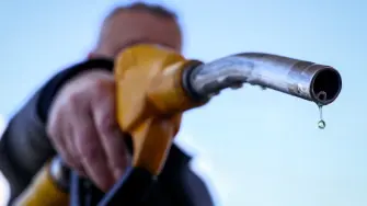 Irán aseguró el miércoles que atacó más de una decena de embarcaciones que intentaban cruzar el estratégico estrecho de Ormuz, en una escalada que disparó los precios del petróleo por encima de los 100 dólares por barril por primera vez desde julio.