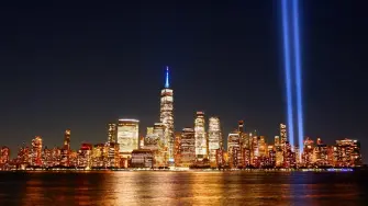Un espectáculo de luces con drones iluminó en la noche del miércoles el horizonte de la ciudad de Nueva York y reconstruyó visualmente las Torres Gemelas, como parte de los homenajes por el 25.º aniversario de los atentados del 11 de septiembre.