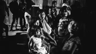 Esta enfermedad afecta principalmente a las poblaciones indígenas Awajún y Wampis que habitan la provincia de Condorcanqui, en el norte de Perú. Según los reportes, especialmente personas jóvenes, entre 12 y 26 años, son las más afectadas, conformando el 80 % de los casos. Condorcanqui es una zona de difícil acceso, donde la trata de personas, la violencia sexual y minería ilegal hacen parte de la geografía. Mientras las autoridades locales hacen todo lo posible para que el estigma no aleje a los pacientes de los centros de salud, también denuncian el abandono estatal y la falta de recursos para combatir este mal que habita en la profundidad de la selva peruana.