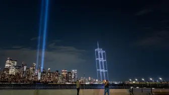 Un espectáculo de luces con drones iluminó en la noche del miércoles el horizonte de la ciudad de Nueva York y reconstruyó visualmente las Torres Gemelas, como parte de los homenajes por el 25.º aniversario de los atentados del 11 de septiembre.
¡Síguenos en nuestras redes sociales para mantenerte informado! 

Twitter: https://twitter.com/eleconomista 
Sitio web: https://www.eleconomista.com.mx/ 
Facebook: https://www.facebook.com/ElEconomista.mx 
Instagram: https://www.instagram.com/eleconomistamx 

#ElEconomista #EETV #AFP