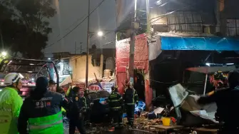 El inmueble, cuya planta baja se utilizaba como establecimiento comercial dedicado a la venta de alimentos, presenta daños severos y será evaluado por las autoridades.