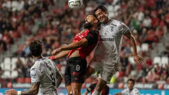 Mourad El Ghezouani, de Tijuana, disputa el balón por aire con Lucas Abascia, de Querétaro, durante el partido de la Jornada 8 del Apertura 2026.