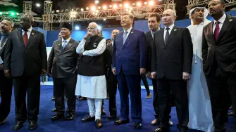 Líderes de los países BRICS recorren la exposición “Bharat Innovates” durante la 18ª Cumbre del bloque en Nueva Delhi.