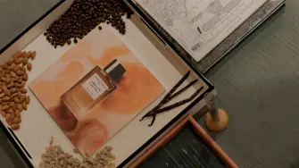 Ambre Latte reúne leche de almendras, caramelo, vainilla, haba tonka y maderas ambaradas en una composición gourmand contemporánea y envolvente.