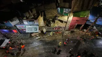 La Fiscalía de la CDMX actualizó a dos personas fallecidas y 14 lesionadas el saldo de la explosión ocurrida en un puesto de comida de la colonia Olivar del Conde Primera Sección. Peritos especializados realizan estudios para determinar qué provocó el siniestro.