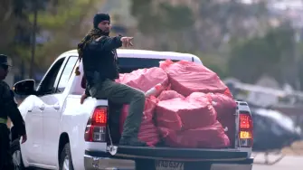 Un miembro de la Dirección de Lucha contra el Narcotráfico (DLCN) de Honduras custodia un vehículo que transportaba paquetes de cocaína incautados en aguas del Caribe.