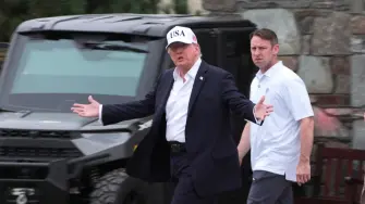 Donald Trump arremetió este domingo contra el presidente ucraniano, al que instó a dejar de atacar refinerías rusas, y tachó de "fuerzas negativas" a quienes piden ralentizar el desarrollo de la inteligencia artificial, durante el último día de su visita a Irlanda.