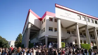 Participantes en el minuto de silencio convocado por la Universidad de Granada en memoria de la estudiante Claudia Tacoronte Aguilera, asesinada en México. La UGR ha expresado este lunes su "más firme repulsa y absoluta condena" ante el asesinato de la estudiante que realizaba una estancia de movilidad académica en la Universidad Autónoma del Estado de Morelos (UAEM). Foto: Europa Press
