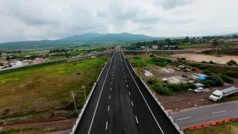 Construcción de carretera en Michoacán.