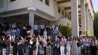 Participantes en el minuto de silencio convocado por la Universidad de Granada en memoria de la estudiante Claudia Tacoronte Aguilera, asesinada en México. A 14 de septiembre de 2026 en Granada (Andalucía, España).