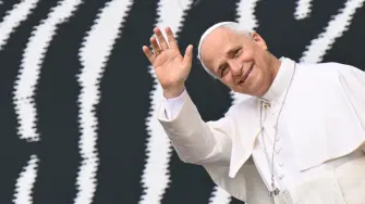 El papa León XIV puso fin a los recortes de los salarios de los cardenales y altos responsables del Vaticano decidida por su predecesor Francisco en 2021 debido a la pandemia de covid-19, según un decreto publicado este lunes.