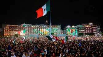 Las terrazas del Zócalo ofrecen una vista privilegiada del Grito, los fuegos artificiales y el concierto gratuito de Intocable, aunque sus reservaciones suelen agotarse con meses de anticipación y sus precios son elevados.

Para más información del tema, visita: https://www.eleconomista.com.mx/bistronomie/cuanto-cuesta-ver-grito-terraza-zocalo-20260908-832281.html

¡Síguenos en nuestras redes sociales para mantenerte informado! 

Twitter: https://twitter.com/eleconomista 
Sitio web: https://www.eleconomista.com.mx/ 
Facebook: https://www.facebook.com/ElEconomista.mx 
Instagram: https://www.instagram.com/eleconomistamx 

#ElEconomista #EETV #Bistronomie