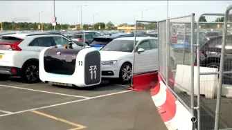La IA sigue revolucionando nuestra vida cotidiana. En el aeropuerto londinense de Gatwick, robots dirigidos por IA se encargan de estacionar los vehículos de los pasajeros de forma autónoma para ayudar a los viajeros.