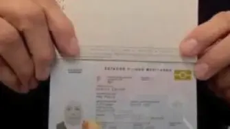 México emite los primeros pasaportes con fotografías portando hiyab.
Ana María García se convirtió en la primera mujer mexicana en portar un hiyab en la fotografía de su pasaporte. Durante tres años se le negó esta posibilidad, por lo que promovió un amparo que llegó hasta la Suprema Corte de Justicia de la Nación. El máximo tribunal determinó que la protección a la libertad religiosa reconocida por el artículo 24 de la Constitución mexicana comprende el uso del hiyab como expresión de las creencias de una persona. La resolución sentó un precedente nacional al establecer que una prenda religiosa puede permitirse en la fotografía del pasaporte cuando la identificación de la persona siga siendo clara.