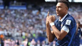 El capitán de la selección francesa y delantero del Real Madrid, Kylian Mbappé, firmó un acuerdo para ser la imagen de la marca deportiva On tras toda una carrera vinculado a la estadounidense Nike, anunció este viernes la compañía suiza.