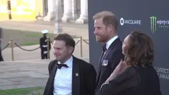 El príncipe Enrique realizó el jueves su primera aparición pública desde su regreso hace tres semanas al Reino Unido con su familia y asistió a una velada de los Invictus Games, una competición para militares heridos que fundó en 2014. 
¡Síguenos en nuestras redes sociales para mantenerte informado! 

Twitter: https://twitter.com/eleconomista 
Facebook: https://www.facebook.com/ElEconomista.mx 
Instagram: https://www.instagram.com/eleconomistamx 
LinkedIn: https://www.linkedin.com/company/el-economista/ 

#ElEconomista #EETV #AFP