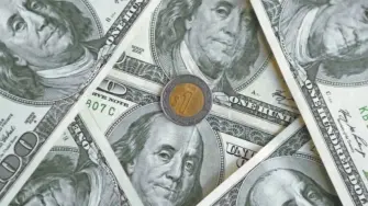 El peso avanza respaldado por la caída de los precios del petróleo, a la espera de la decisión de política monetaria del Banxico más adelante en la semana.