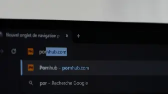 El regulador británico de medios Ofcom anunció el miércoles la apertura de una investigación contra Aylo, la empresa matriz del sitio Pornhub, por temor de que los menores puedan acceder a su pornografía en línea.