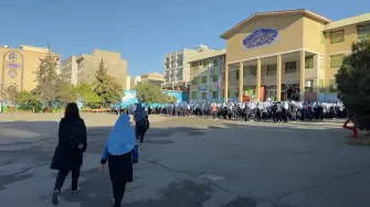 Los niños en edad escolar en Irán retomaron sus clases el miércoles después del cierre de las escuelas por el inicio de la guerra a finales de febrero y en medio de un estancamiento del conflicto en toda la región.