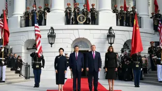 El presidente estadounidense, Donald Trump, dio la bienvenida al líder chino, Xi Jinping, a la Casa Blanca este jueves con una ceremonia solemne.