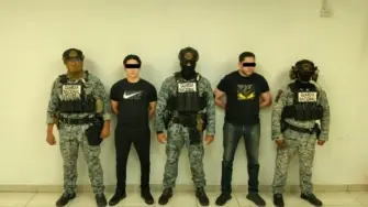 Fuerzas federales detuvieron en Mexicali a Ernesto Enrique “N”, alias “Niño”, señalado como presunto jefe de plaza del Cártel del Pacífico en Puerto Peñasco, Sonora.