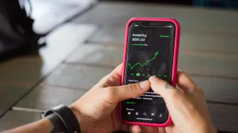 Abrir una cuenta de inversión es cada vez más sencillo, pero todavía persisten ideas que alejan a las personas del mercado. Los expertos coinciden que falta educación financiera y guía impiden a las personas a iniciarse en la bolsa.