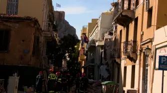 Seis personas que estaban desaparecidas fueron halladas muertas este sábado bajo los escombros de un edificio que se derrumbó la víspera en el centro histórico de Atenas, informaron los servicios de emergencia griegos.