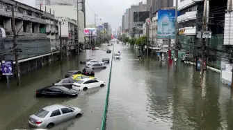 Las autoridades de Bangkok declararon el sábado el estado de desastre por inundaciones en la capital tailandesa después de casi 48 horas de intensas lluvias que dejaron canales desbordados y carreteras anegadas.