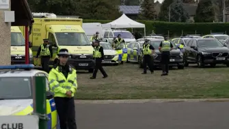 La Policía Antiterrorista británica investiga un incidente en la base militar RAF Fairford, utilizada por la Fuerza Aérea de Estados Unidos, donde varios sospechosos fueron detenidos por presuntos delitos relacionados con explosivos y algunos residentes cercanos tuvieron que abandonar sus hogares.