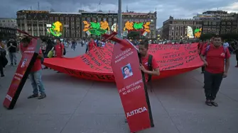 Los padres de los jóvenes de Ayotzinapa encabezaron la movilización en la que también participaron otros normalistas uniformados y en marcha casi marcial, además de activistas y gente de a pie.