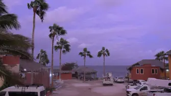 El huracán Polo se dispone a tocar tierra este lunes en la costa mexicana del Pacífico, donde las autoridades anticipan lluvias torrenciales, fuerte oleaje y daños severos.