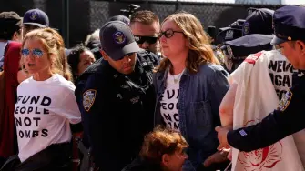 Arrestan a Susan Sarandon y Hannah Einbinder durante una manifestación propalestina en Nueva York. Las populares actrices fueron detenidas por participar en una sentada para exigir que Estados Unidos deje de suministrar armas a Israel. Miles de personas salieron a las calles para protestar bajo la consigna "Palestina Libre" y expresar su rechazo contra la ONU por permitir que el primer ministro israelí, Benjamín Netanyahu, pronunciara un discurso ante la Asamblea General.

¡Síguenos en nuestras redes sociales para mantenerte informado! 

Twitter: https://twitter.com/eleconomista 
Sitio web: https://www.eleconomista.com.mx/ 
Facebook: https://www.facebook.com/ElEconomista.mx 
Instagram: https://www.instagram.com/eleconomistamx 

#ElEconomista #EETV