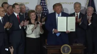 El presidente Donald Trump, hostil a cualquier regla que restrinja el desarrollo de la inteligencia artificial, afirmó el martes que "la autorregulación era muy importante" durante una reunión con los líderes del sector en la Casa Blanca.

¡Síguenos en nuestras redes sociales para mantenerte informado! 

Twitter: https://twitter.com/eleconomista 
Sitio web: https://www.eleconomista.com.mx/ 
Facebook: https://www.facebook.com/ElEconomista.mx 
Instagram: https://www.instagram.com/eleconomistamx 

#ElEconomista #EETV #AFP