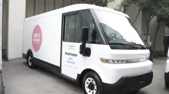 GM dona dos Chevrolet BrightDrop eléctricas