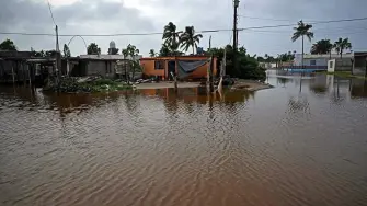 El huracán Polo arrancó tejados, derribó árboles e inundó carreteras a su paso por la costa del Pacífico mexicano. Según las primeras evaluaciones de las autoridades, los daños son limitados y no se han registrado heridos.