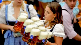 Van al Oktoberfest para divertirse, pero miles de mujeres acaban expuestas en Internet sin su consentimiento. Una investigación destapa miles de vídeos de mujeres grabadas en secreto durante la popular fiesta de la cerveza. Muchos de los videos tratan de captar el cuerpo de las mujeres por debajo de sus faldas. Es lo que se conoce como upskirting y está prohibido en Alemania desde 2021. Aún así la ley tiene zonas grises que algunos aprovechan para hacer negocio.