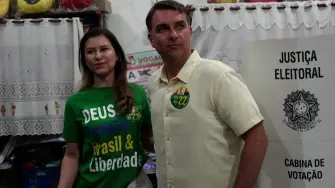 El senador conservador Flávio Bolsonaro encabezaba ampliamente el conteo de votos en la primera vuelta de las presidenciales brasileñas frente al mandatario izquierdista Luiz Inácio Lula da Silva, con casi 65% de las urnas contabilizadas.