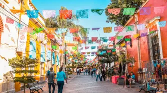 De las corundas de Pátzcuaro a la longaniza de Valladolid, la cocina local conserva saberes, distingue destinos y suma motivos para viajar más allá de sus paisajes.